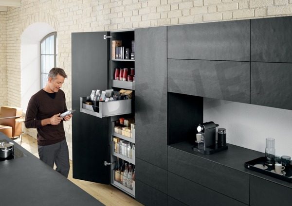 Meuble garde-manger sur mesure ouvert dans une cuisine contemporaine