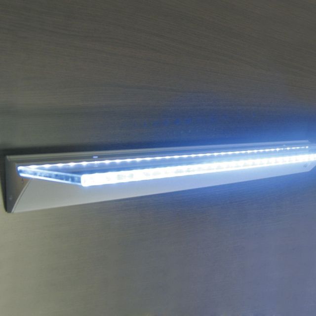 &Eacute;clairage LED int&eacute;gr&eacute; aux meubles d&rsquo;une cuisine sur mesure