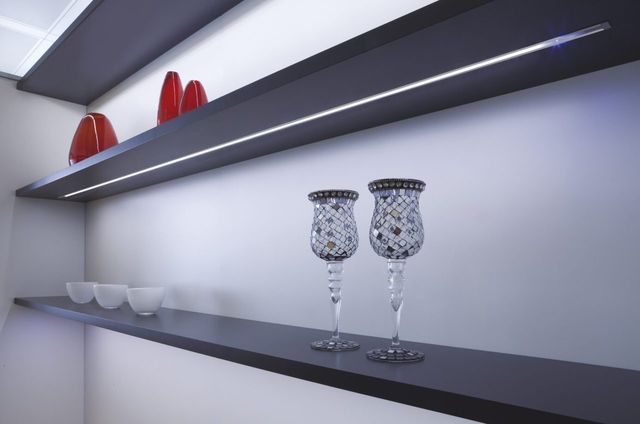 &Eacute;clairage LED int&eacute;gr&eacute; aux meubles d&rsquo;une cuisine sur mesure