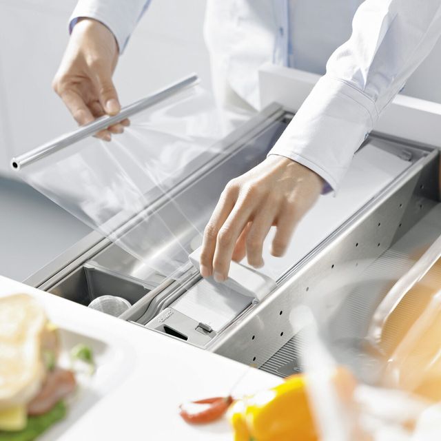 Le chef cuisine des plats &agrave; la vapeur dans une cuisine moderne