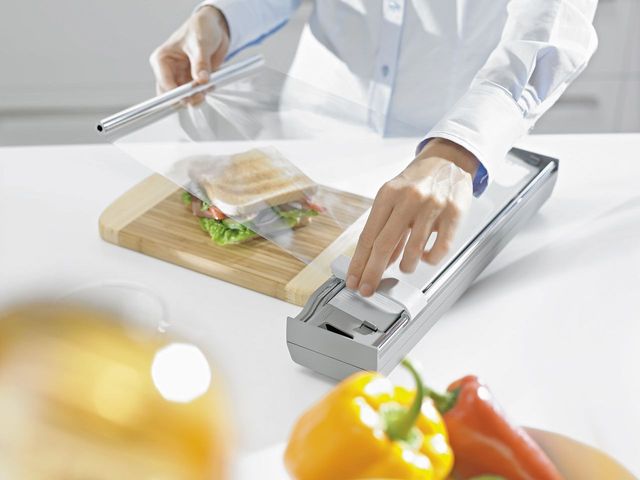 Tiroir de cuisine sur mesure &eacute;quip&eacute; de s&eacute;parateurs bois