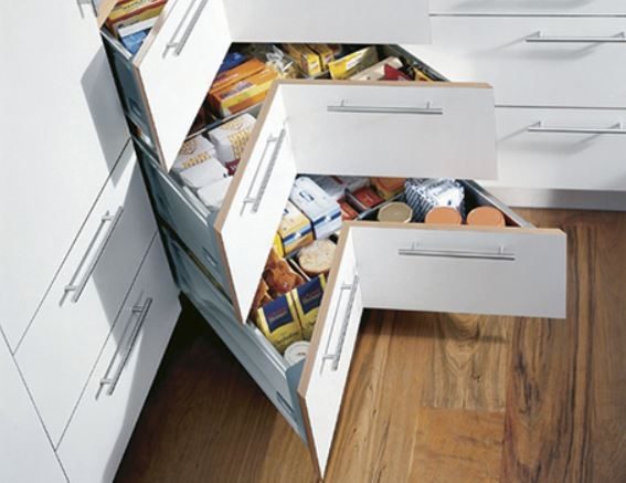Meuble d&rsquo;angle de cuisine sur mesure avec m&eacute;canisme extractible