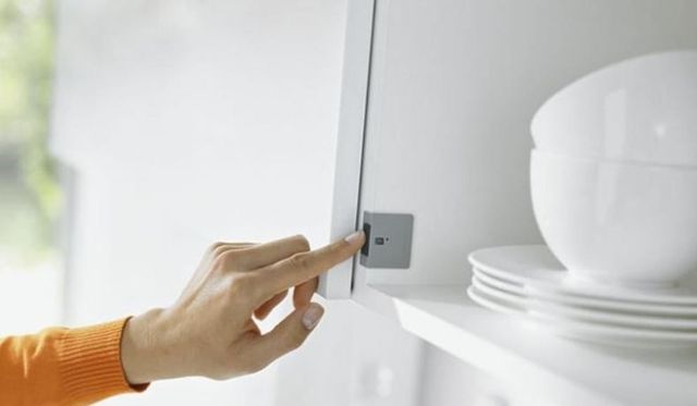 Meubles hauts de cuisine sur mesure avec fa&ccedil;ades vitr&eacute;es et &eacute;clairage int&eacute;gr&eacute;
