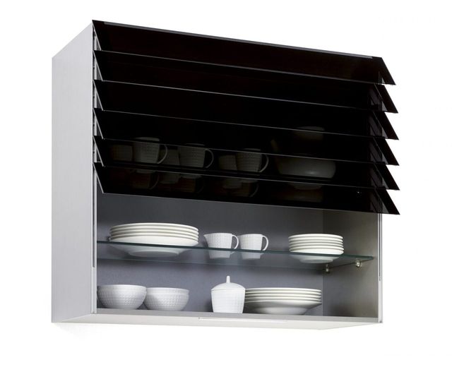 Une armoire murale de cuisine moderne, soigneusement organis&eacute;e avec des &eacute;tag&egrave;res de plats, bols et tasses blancs