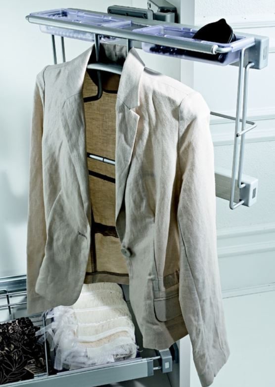 Chemise et pantalon suspendus dans un dressing sur mesure