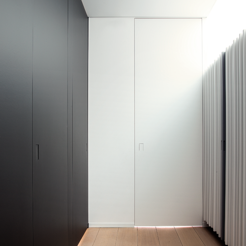 Porte de placard tout hauteur sans cadre dans un int&eacute;rieur sur mesure