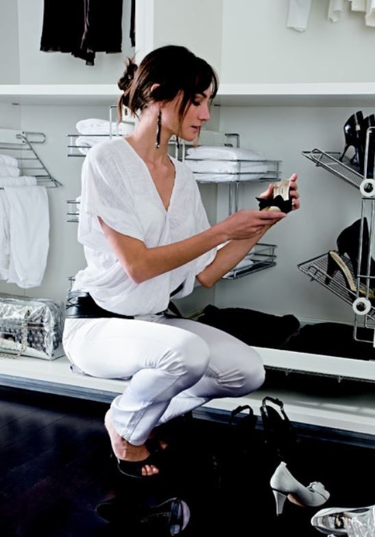 Rangement &agrave; chaussures sur mesure dans un dressing avec assise