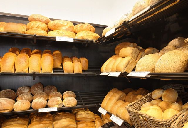 Une gamme de pains fra&icirc;chement sortis du four affich&eacute;s sur les &eacute;tag&egrave;res d&rsquo;une boulangerie