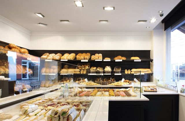Comptoir et pr&eacute;sentation des pains dans une boulangerie agenc&eacute;e sur mesure