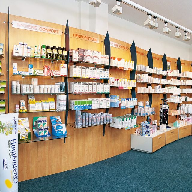 Lin&eacute;aires et rayonnages d&rsquo;une pharmacie agenc&eacute;e sur mesure