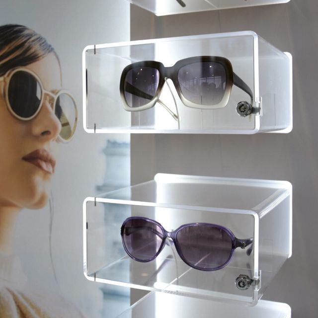 Pr&eacute;sentoir &agrave; lunettes dans un magasin d&rsquo;optique agenc&eacute; sur mesure
