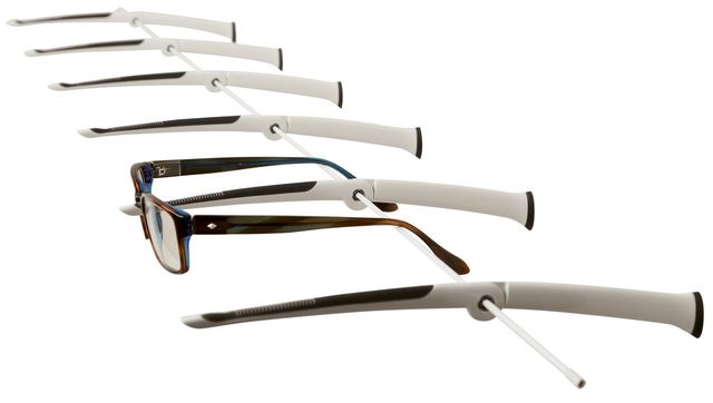 Pr&eacute;sentoir &agrave; lunettes dans un magasin d&rsquo;optique agenc&eacute; sur mesure