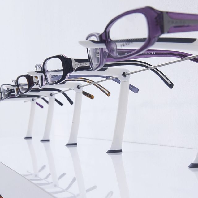 Pr&eacute;sentoir &agrave; lunettes dans un magasin d&rsquo;optique agenc&eacute; sur mesure