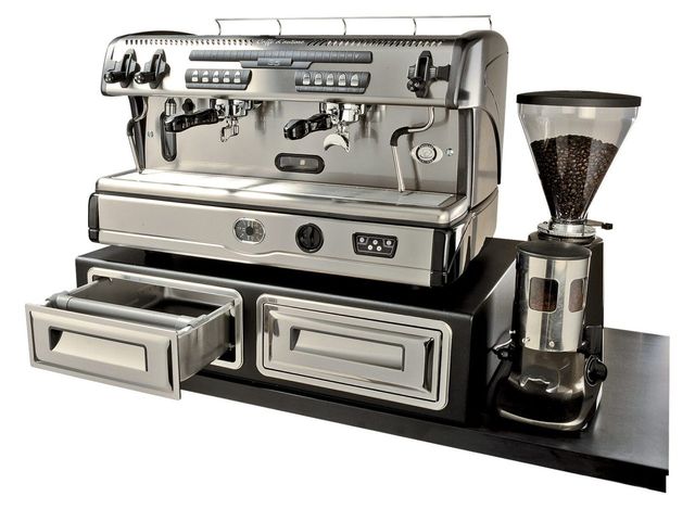 Une machine &agrave; expresso professionnelle et un moulin &agrave; caf&eacute; install&eacute;s sur un plan de travail noir