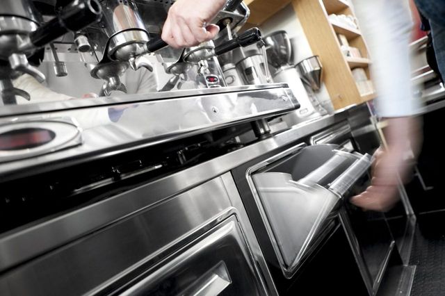 Poste de bar professionnel agenc&eacute; sur mesure avec machine &agrave; expresso