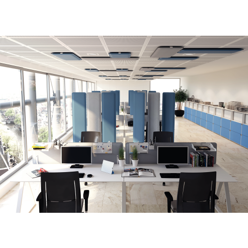 Un espace de bureau moderne avec un plan d&rsquo;&eacute;tage ouvert, comprenant des rang&eacute;es de postes de travail avec des ordinateurs de bureau