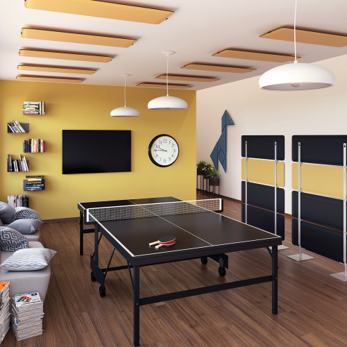 Une salle de loisirs moderne avec une table de ping-pong, un coin salon confortable, une t&eacute;l&eacute;vision &agrave; &eacute;cran plat