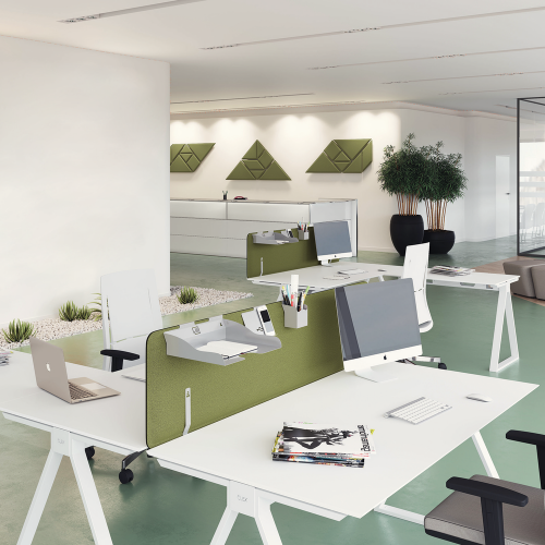 Espace de bureau moderne comprenant des bureaux blancs et &eacute;pur&eacute;s avec des panneaux d&rsquo;intimit&eacute; verts am&eacute;lior&eacute;s par une isolation acoustique