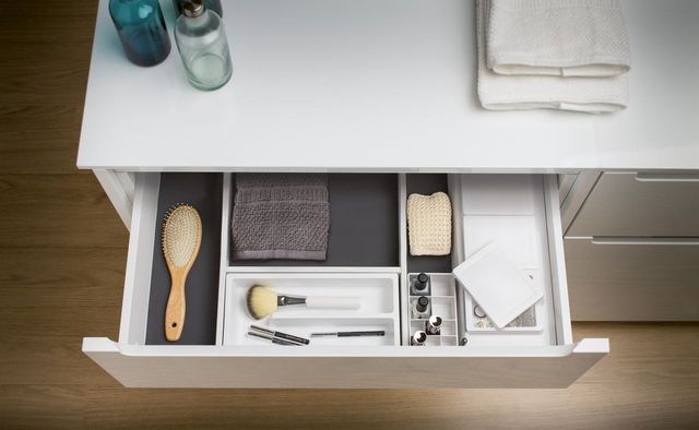 Un tiroir de salle de bain bien organis&eacute; avec des compartiments pour les articles de toilette et les outils de toilettage