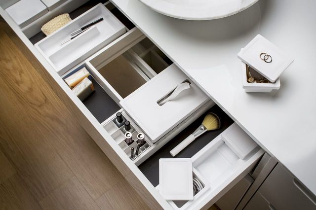 Am&eacute;nagement int&eacute;rieur d&rsquo;un tiroir de meuble de salle de bain sur mesure