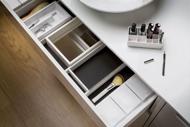 Tiroir de salle de bain sur mesure organis&eacute; pour les produits du quotidien