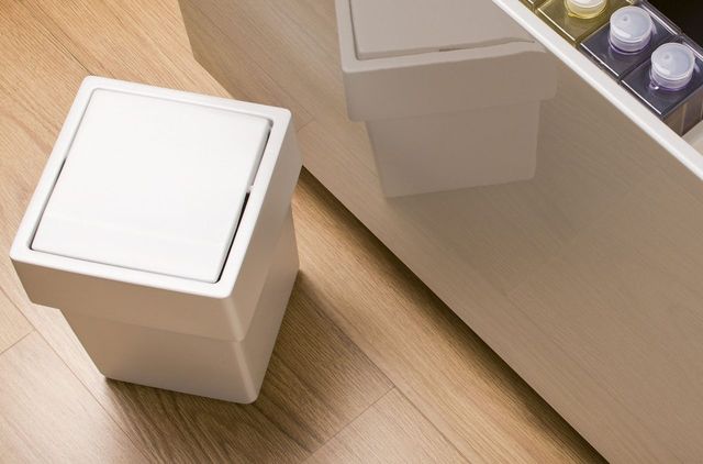 Poubelle int&eacute;gr&eacute;e dans un meuble de salle de bain sur mesure