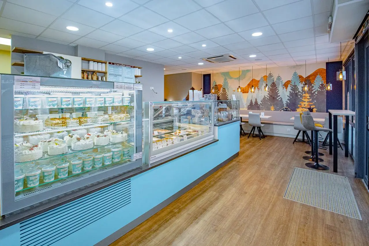 Agencement professionnel&nbsp;: zoom sur le design int&eacute;rieur d&rsquo;un glacier