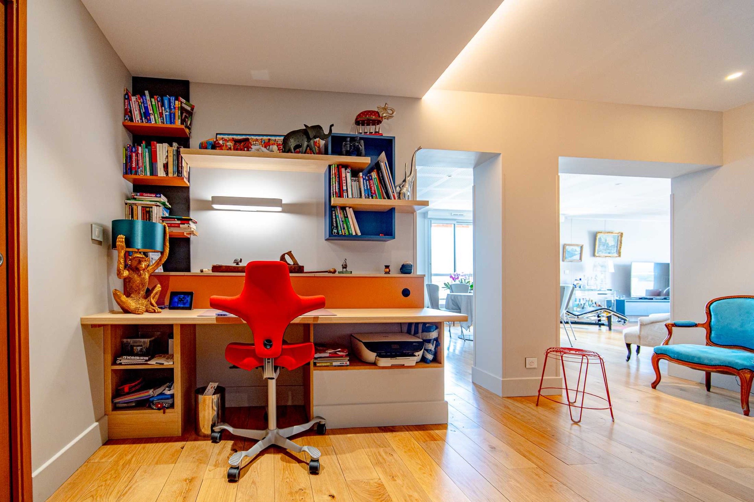 Espace bureau color&eacute; et vivant dans un projet d'agencement int&eacute;rieur Castellanos