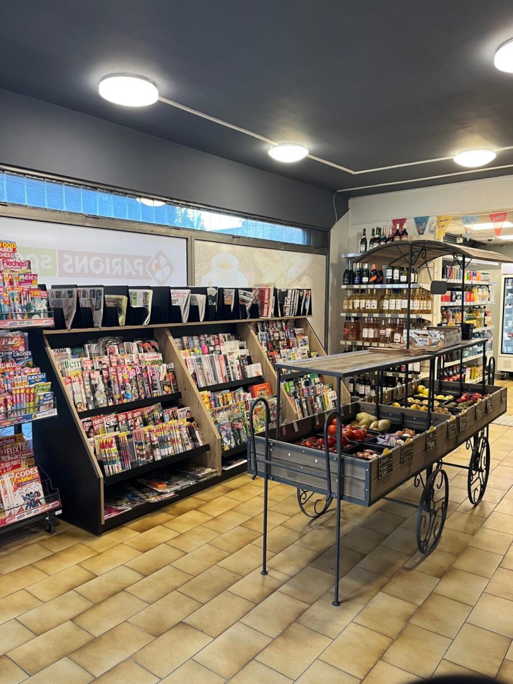 Pr&eacute;sentoirs en m&eacute;tal personnalis&eacute;s en bureau de tabac