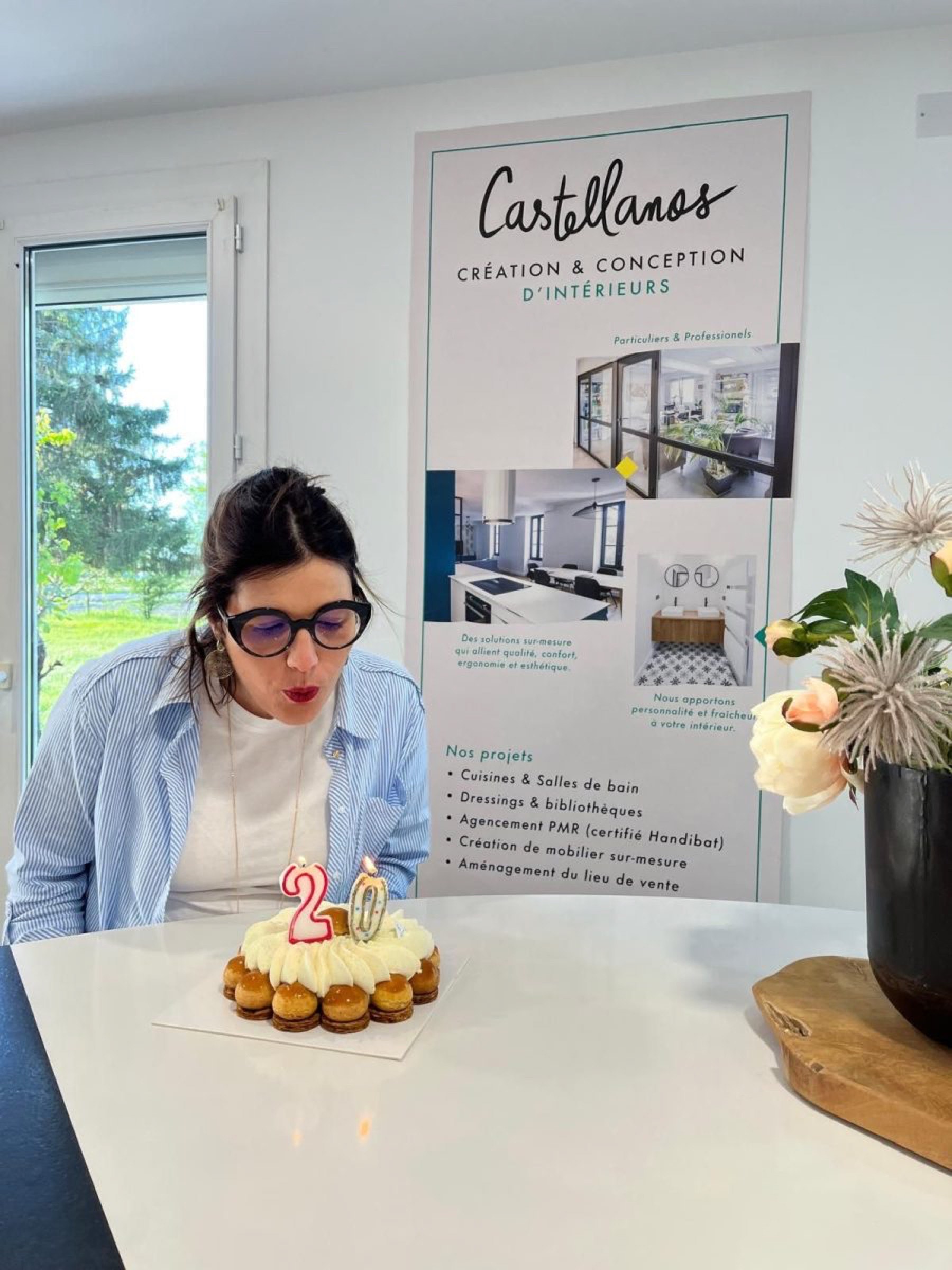 Femme soufflant les bougies pour le 20&egrave;me anniversaire de son entreprise Castellanos