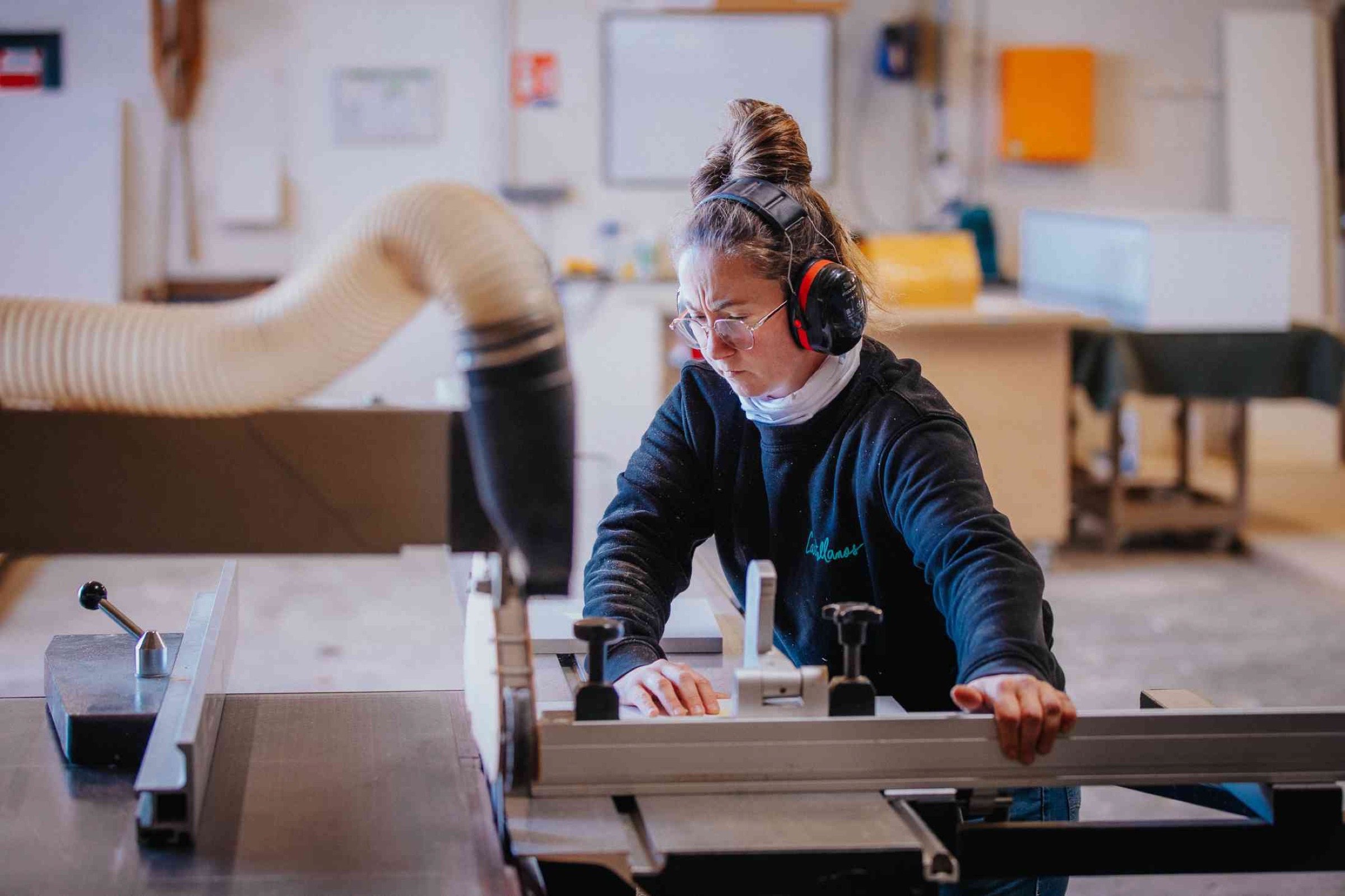 artisan agenceur concentr&eacute; portant des lunettes de s&eacute;curit&eacute; et une protection auditive