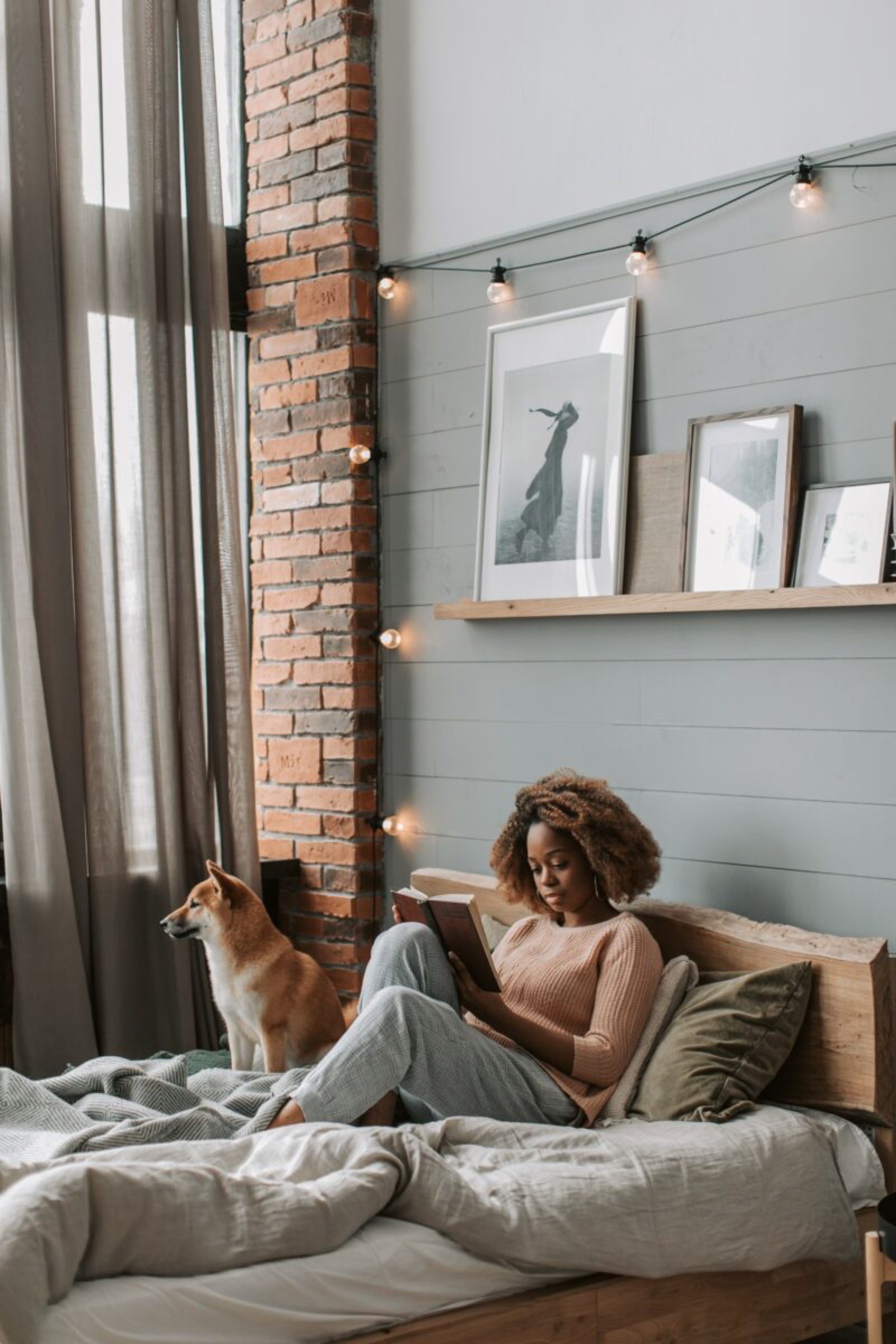 Un moment de s&eacute;r&eacute;nit&eacute; dans une chambre douillette, con&ccedil;ue par un architecte d'int&eacute;rieur &agrave; Tarbes, o&ugrave; une femme se r&eacute;conforte dans un bon livre, tandis que son fid&egrave;le chien regarde par la fen&ecirc;tre,