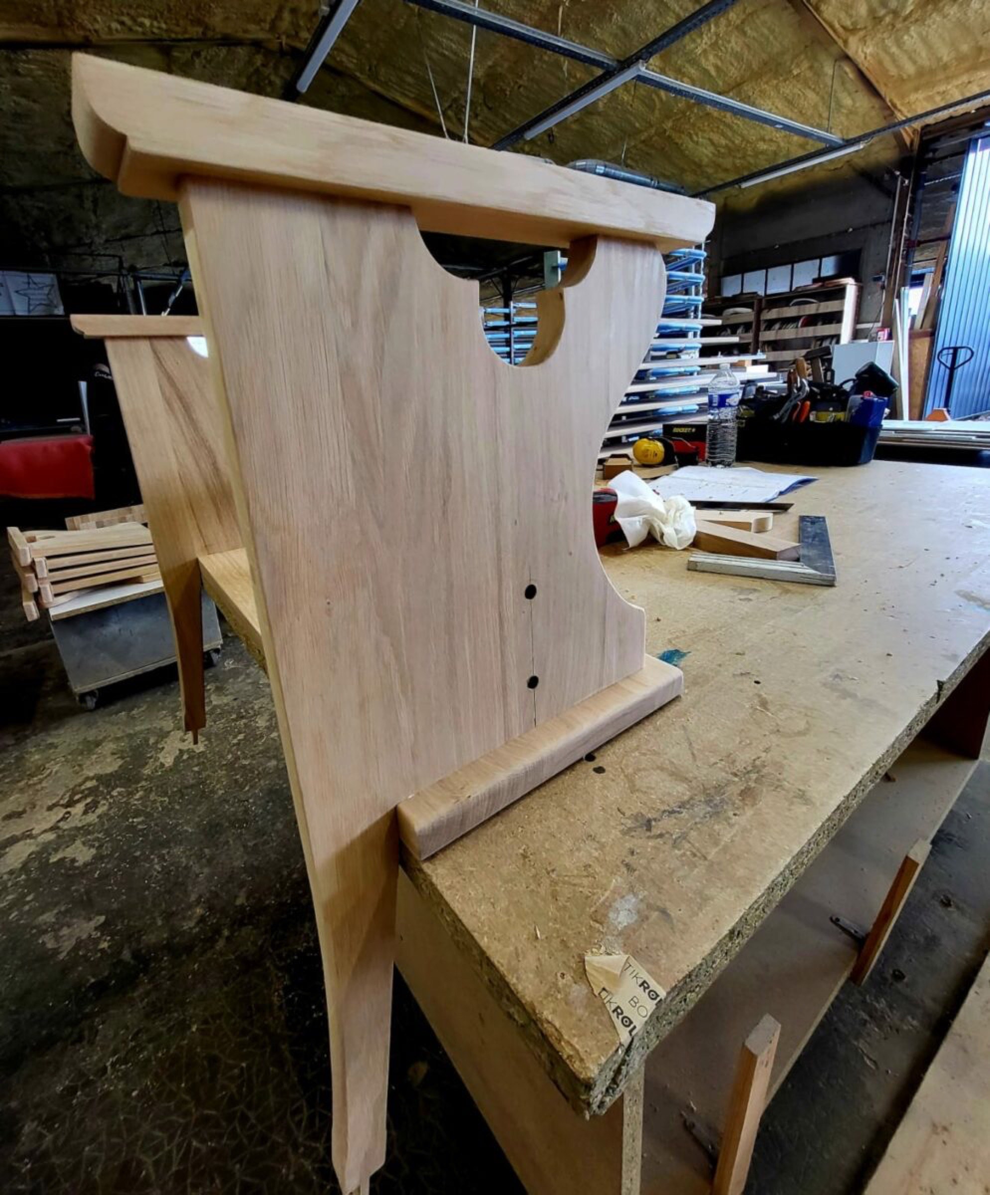 Un banc en bois au design unique sur un &eacute;tabli dans un atelier de menuiserie