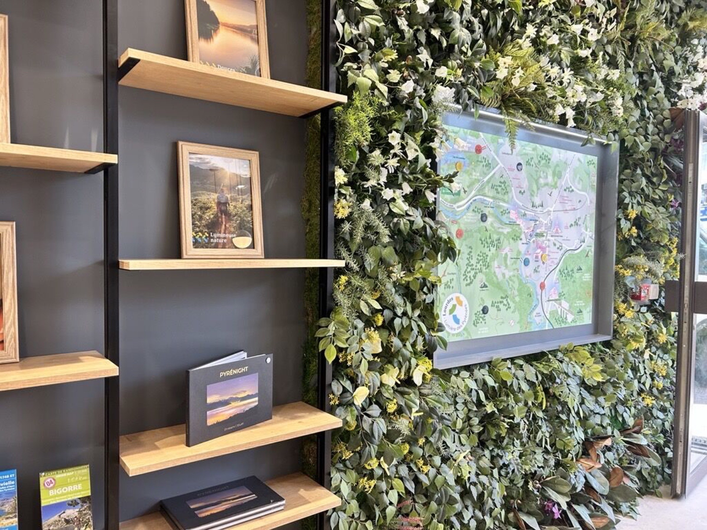 Mur v&eacute;g&eacute;tal Castellanos dans un office de tourisme &agrave; Lourdes