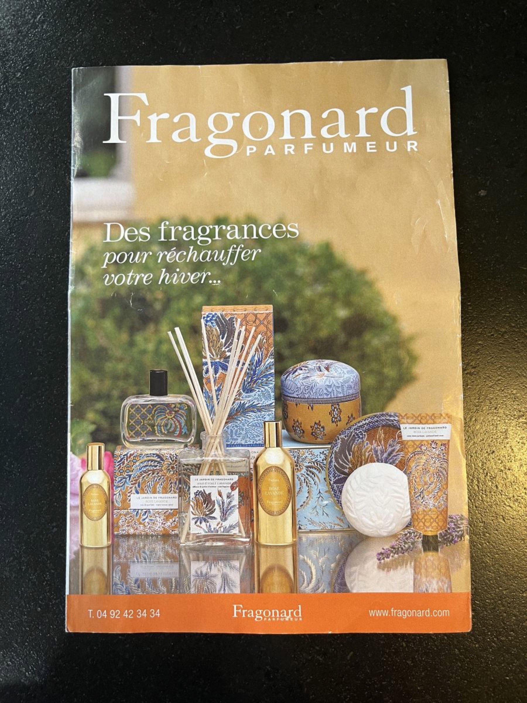 Image promotionnelle pour Fragonard Parfumeur pr&eacute;sentant un assortiment de parfums et d'articles parfum&eacute;s, capturant l'essence d'un relooking simple. Le texte se lit comme suit&nbsp;: &laquo;&nbsp;Des parfums pour r&eacute;chauffer votre hiver...&nbsp;&raquo; avec les coordonn&eacute;es ci-dessous. Des flacons et contenants d&eacute;coratifs &eacute;l&eacute;gants sont mis en valeur.
