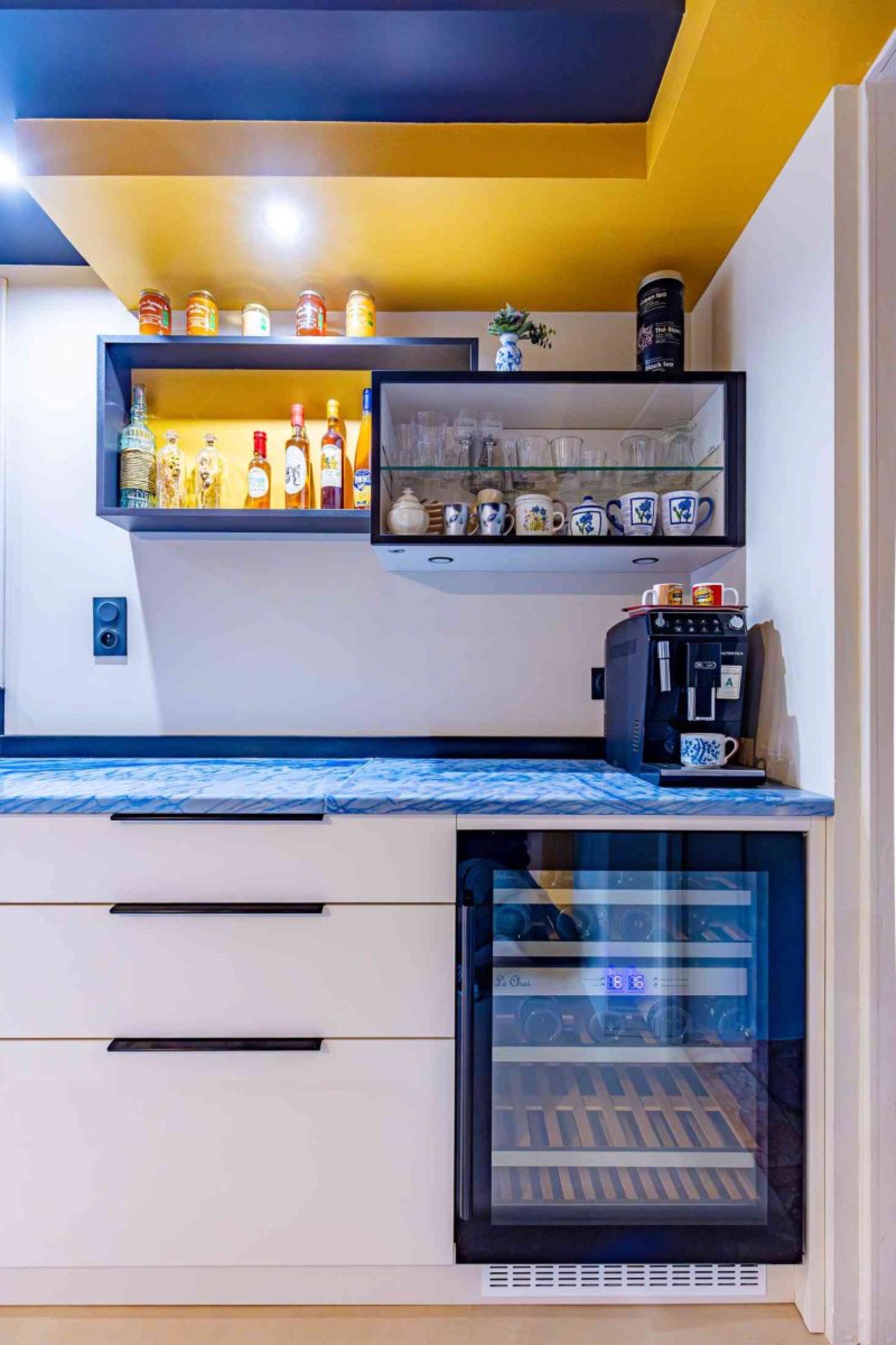 Un coin cuisine moderne dans des tons bleus et jaunes cr&eacute;&eacute; par Castellanos