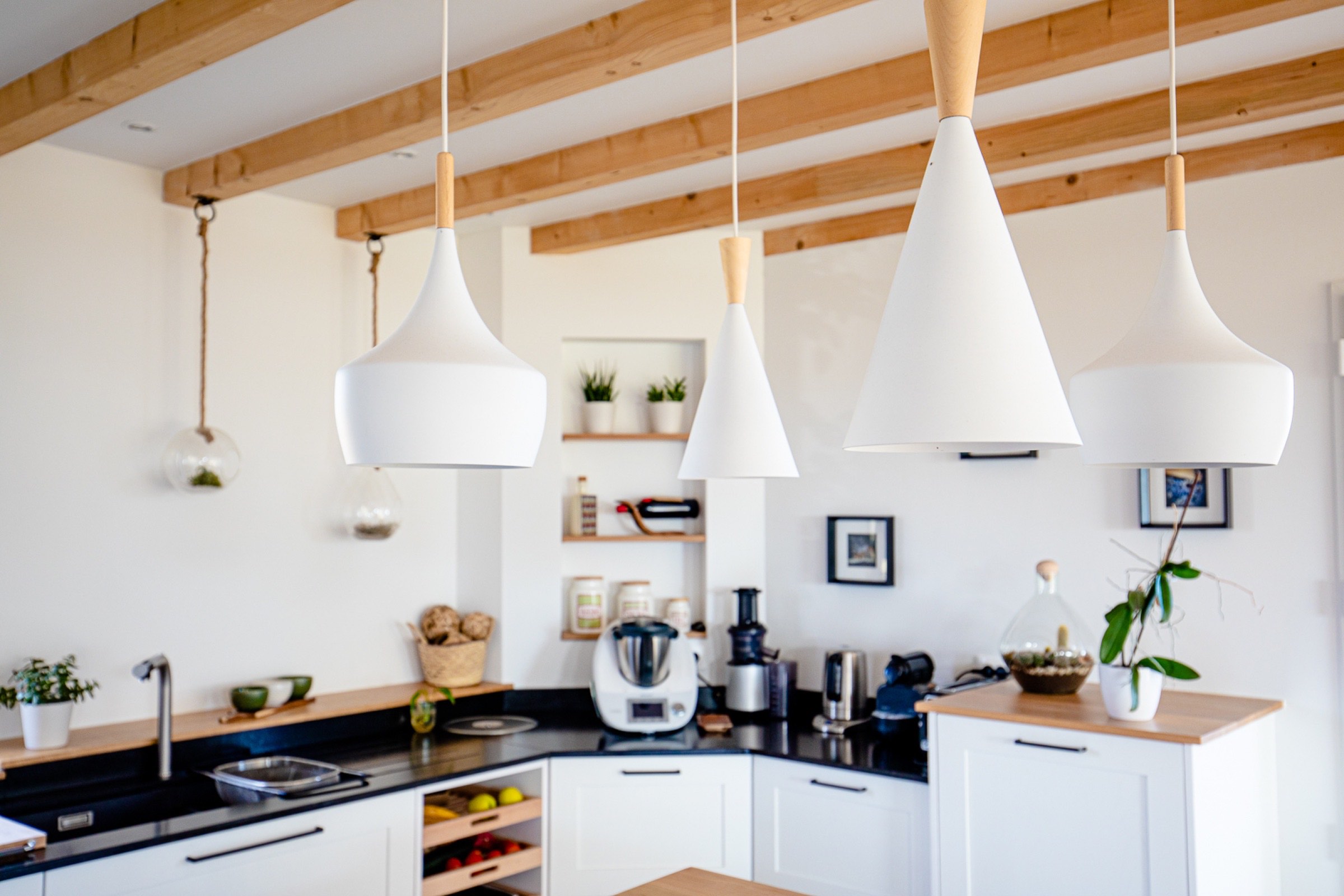 agencement cuisine moderne blanc noir bois