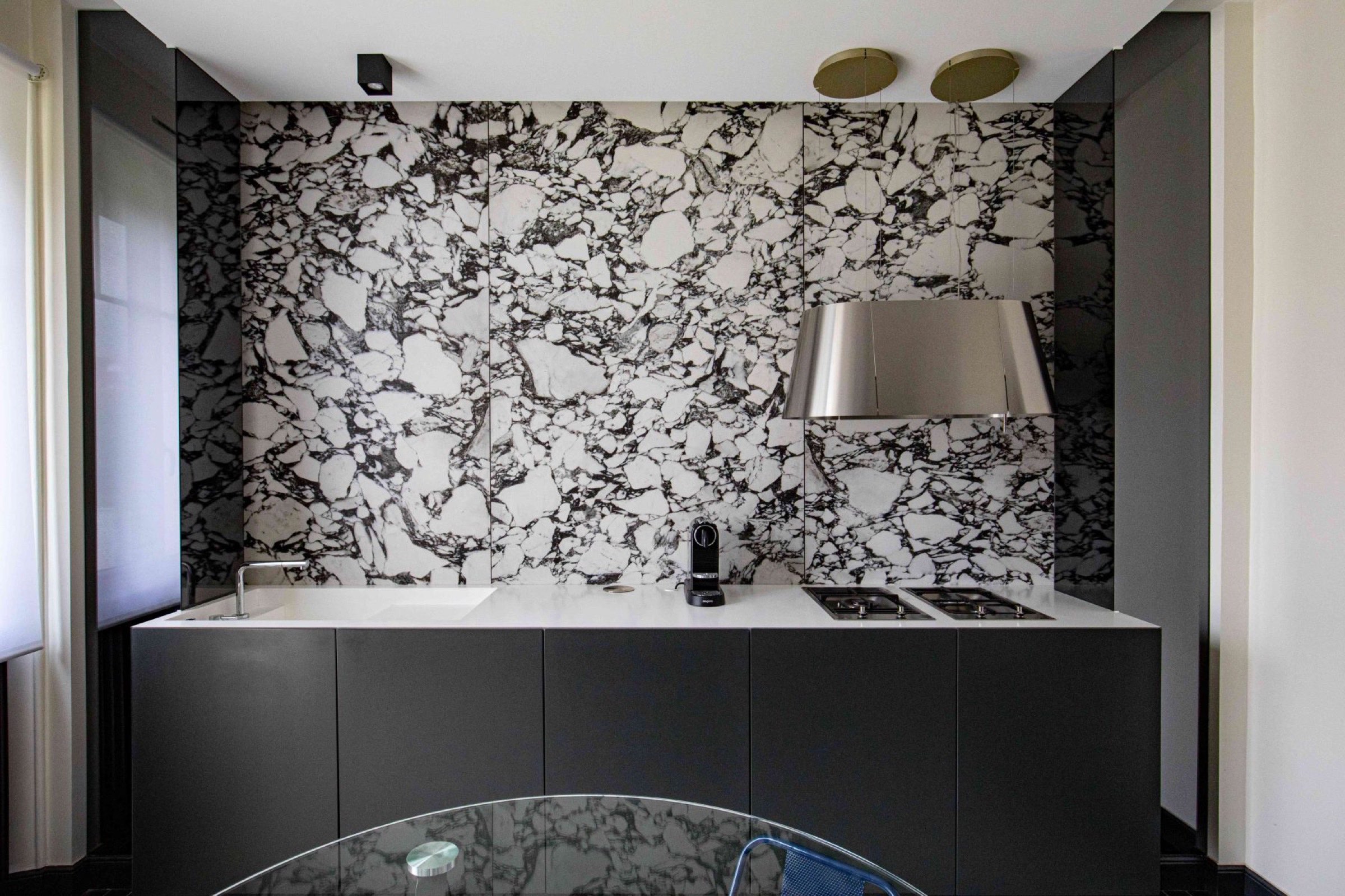 Belle cuisine contemporaine aux couleurs noir et blanc