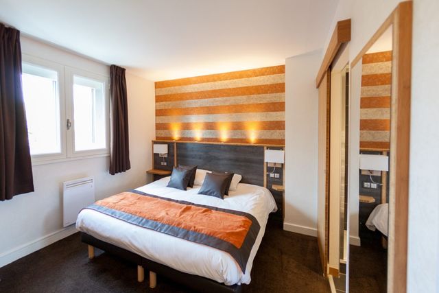 Pi&egrave;ce d&rsquo;eau de la chambre apr&egrave;s r&eacute;am&eacute;nagement &mdash;&nbsp;h&ocirc;tel Le Foch, Tarbes