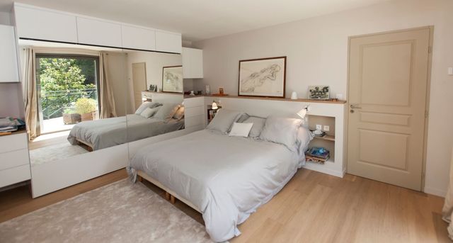 Chambre laqu&eacute;e blanc avec placard &agrave; portes miroir &agrave; Riscle &mdash;&nbsp;Castellanos