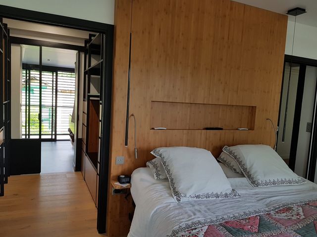 T&ecirc;te de lit sur mesure du sol au plafond dans une chambre &agrave; Mirande