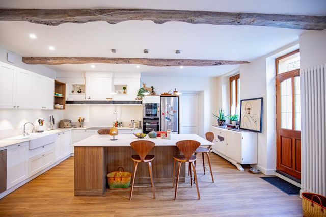 Cuisine ouverte, meubles de cuisine blancs