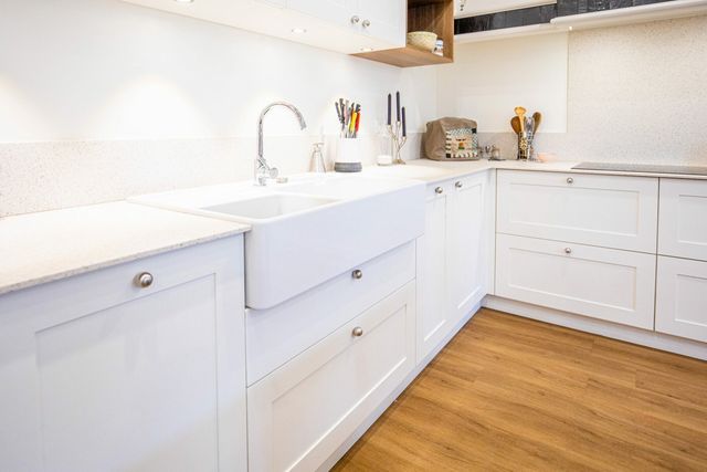 Fa&ccedil;ades de cuisine blanches sous poutres apparentes &mdash;&nbsp;Maubourguet