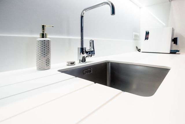 Fa&ccedil;ades stratifi&eacute;es blanc brillant &mdash;&nbsp;cuisine d&rsquo;appartement &agrave; Biarritz