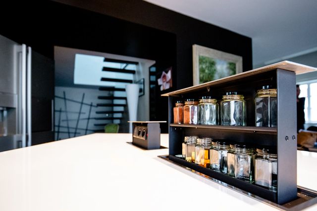 &Icirc;lot central et fa&ccedil;ades noir et blanc &mdash;&nbsp;cuisine &agrave; Lombez (32)