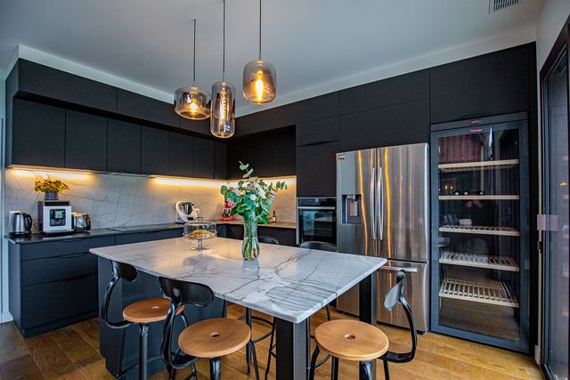 Cuisine noir mat &mdash;&nbsp;d&eacute;tail de fa&ccedil;ades