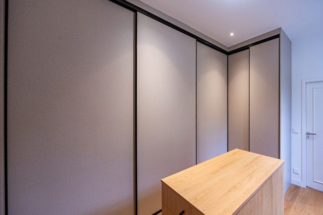 &Icirc;lot central et rangements sur mesure &mdash;&nbsp;dressing de C&eacute;cile