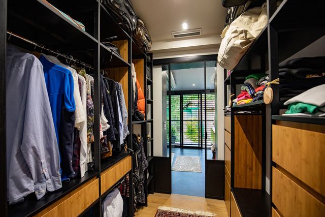 Am&eacute;nagement d&rsquo;un dressing en bois &agrave; Auch &mdash;&nbsp;d&eacute;tail 1