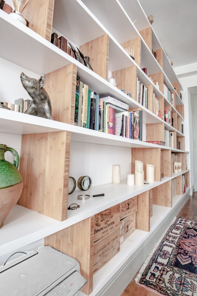 Biblioth&egrave;que sur mesure blanc et bois dans un appartement ancien &agrave; Auch