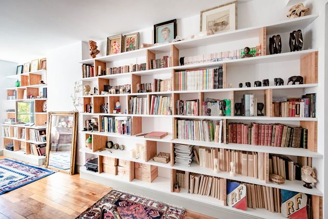 Biblioth&egrave;que int&eacute;grant les plinthes moulur&eacute;es de l&rsquo;appartement &mdash;&nbsp;Auch